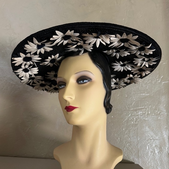 EXCITING 1940s\' BLACK STRAW WIDE BRIM HAT + WHITE FABRIC DAISIES main image 9